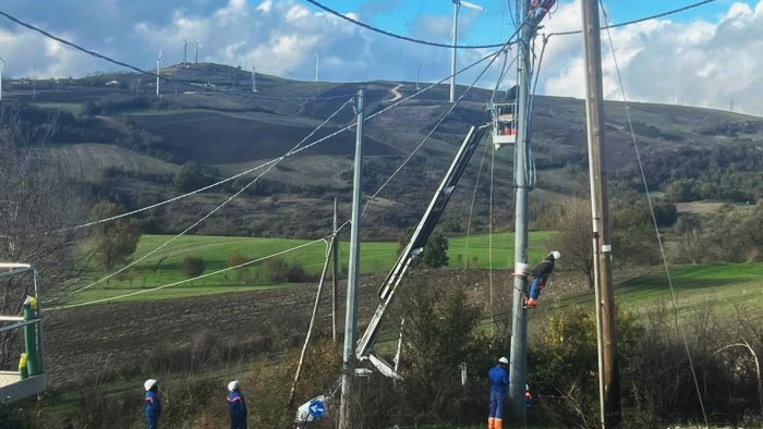 ennesimo guasto elettrico a greci operai al lavoro da stamane