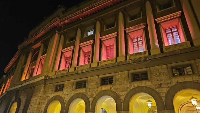 basta femminicidi il comune di salerno si illumina di rosso