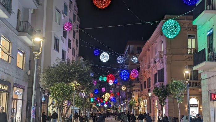 ecco l anteprima delle luci d artista spettacolo sfere colorate lungo il corso