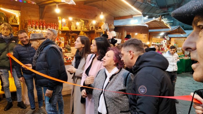 napoli inizia il natale a san gregorio armeno inaugurata la fiera delle feste