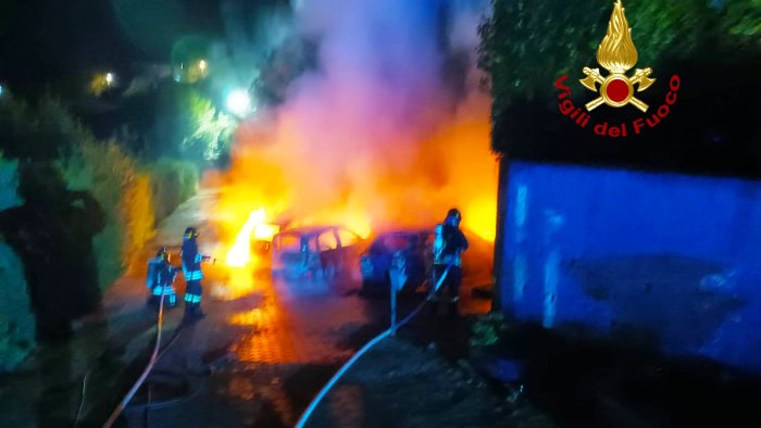 solofra bruciano auto nella notte 3 veicoli distrutti dalle fiamme si indaga