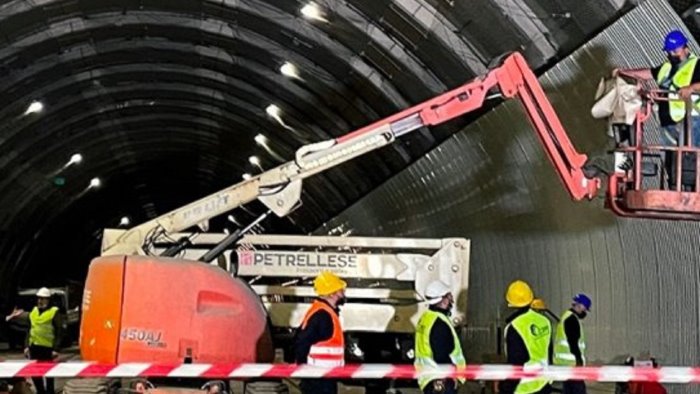 lavori sul raccordo chiude la galleria di monte pergola deviazioni e disagi