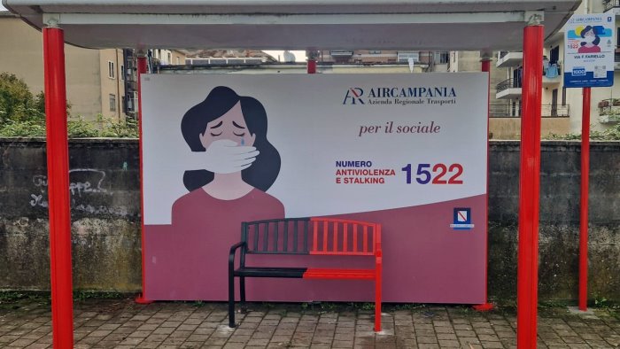 violenza sulle donne air campania lancia la pensilina dedicata al 1522