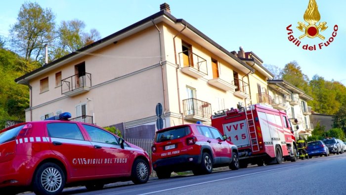 scoppia un incendio muore anziano di 95 anni che era solo in casa