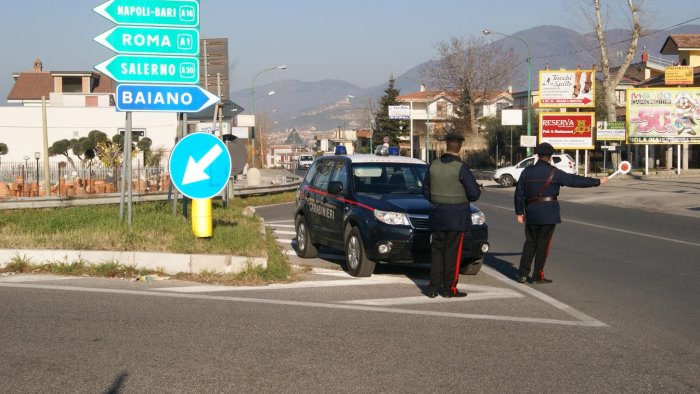 donna vaga a piedi sull autostrada di notte salvata dai carabinieri