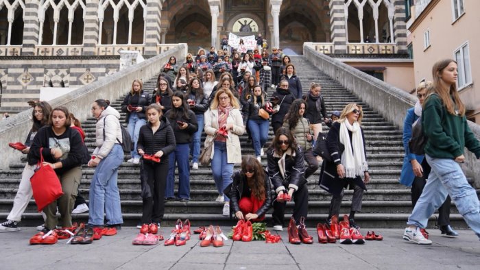 non una di meno ad amalfi il flashmob per contro la violenza sulle donne