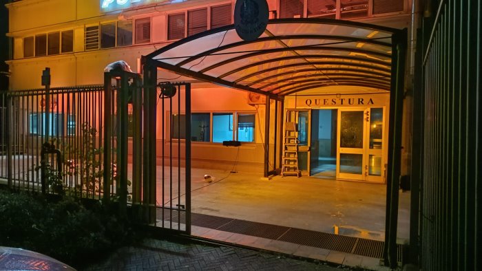 giornata contro la violenza sulle donne la questura di avellino si illumina