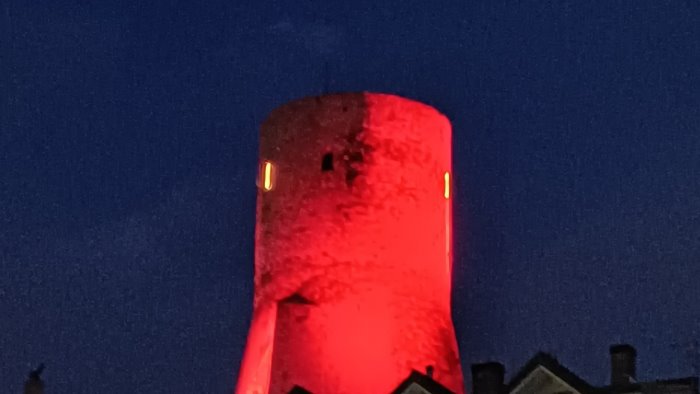 giornata contro la violenza sulle donne torre di summonte illuminata di rosso