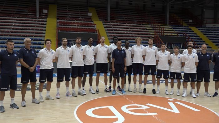 la gevi napoli basket batte la vanoli cremona azzurri primi con tre squadre