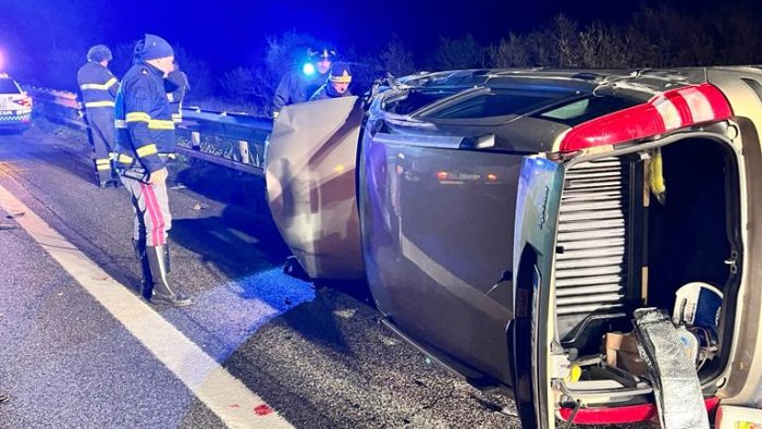 auto sbanda e si ribalta rischiando di prendere fuoco salvati dalla polstrada