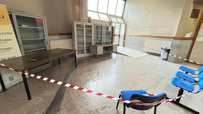 l acqua viene giu dal soffitto piove in tribunale