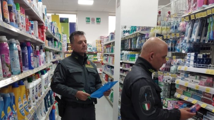 ancora un maxi sequestro di prodotti in attivita gestite da imprenditori cinesi