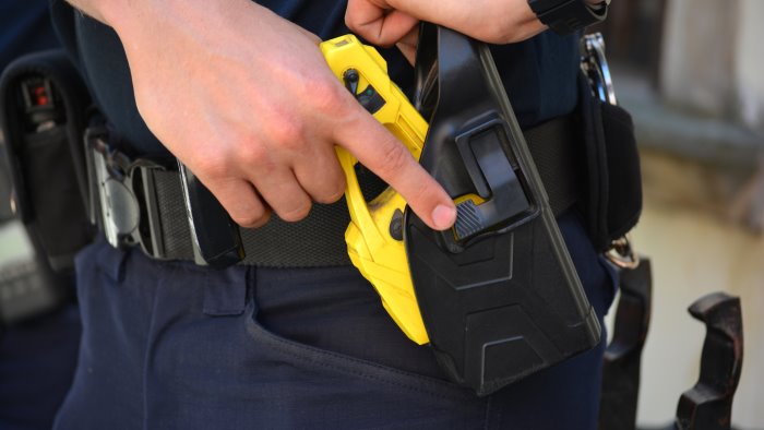 agenti polfer feriti lega comune di napoli e in ritardo sull uso del taser