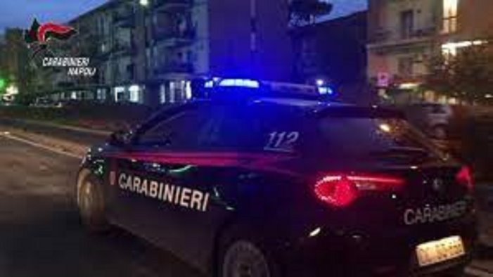 ladro tra le auto arriva la segnalazione al 112 preso e arrestato