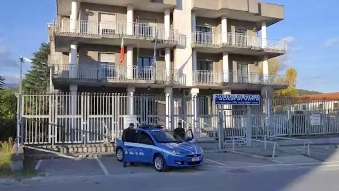 ruba gasolio da un tir in sosta denunciato dalla polizia