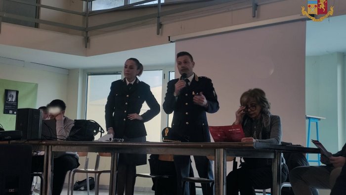 violenza sulle donne la polizia di stato incontra gli studenti di montella