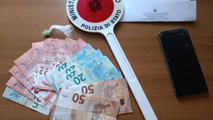 sorpreso mentre consegna la droga 26enne denunciato dalla polizia