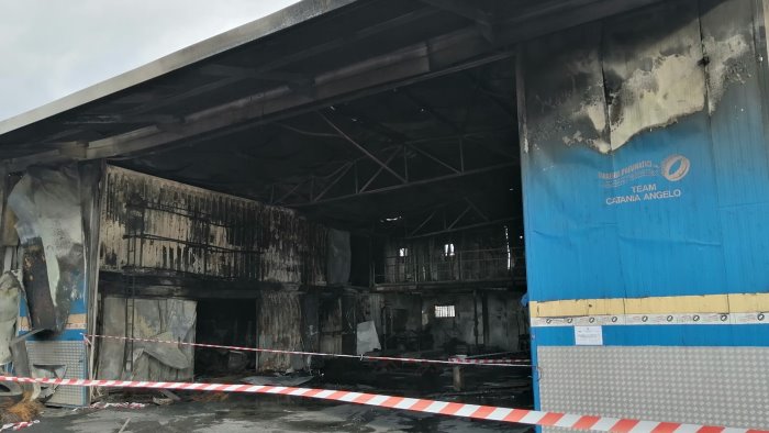 fiamme in un officina meccanica l arpac installa le centraline anti veleni