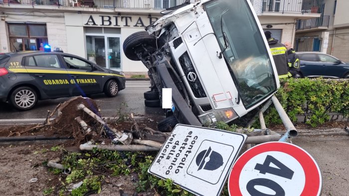 salerno paura a lungomare camion dei rifiuti si ribalta ferito il conducente