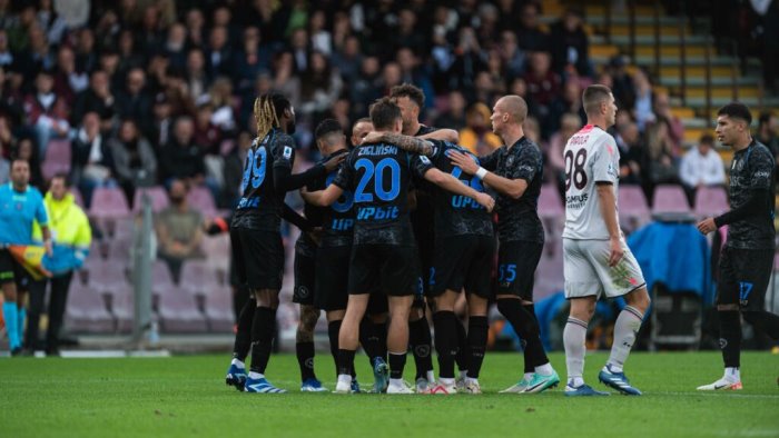 il napoli non sbaglia 2 0 alla salernitana nel derby