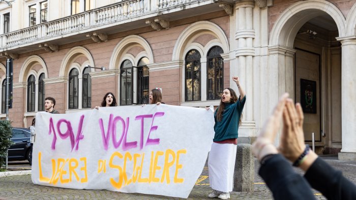 legge sull aborto e scontro il comune chiarisce legge 194 presidio di dignita