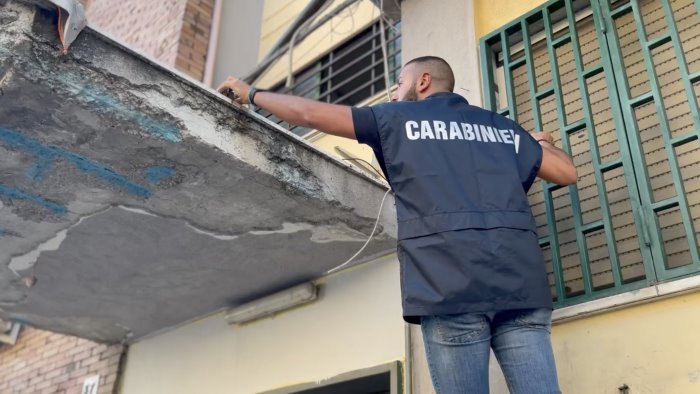 105 proiettili in un area condominiale scoperta dei carabinieri a rione traiano