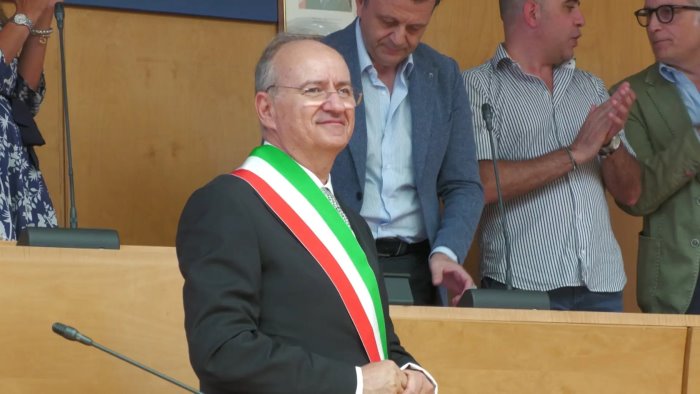 acerra l assessore de rosa si dimette il sindaco scelta responsabile