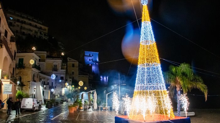 e gia aria di natale a cetara inaugurate le luminarie