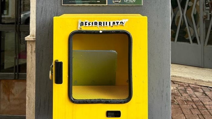 vergogna a salerno rubato un defibrillatore nel quartiere pastena