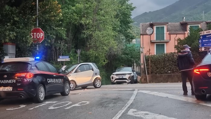 incidente fra due auto in via degli etruschi a salerno un ferito