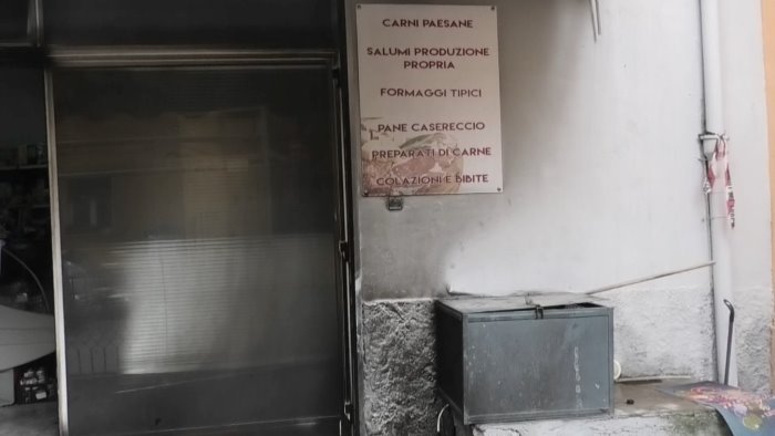 montesarchio in fiamme l entrata di una macelleria forse atto intimidatorio