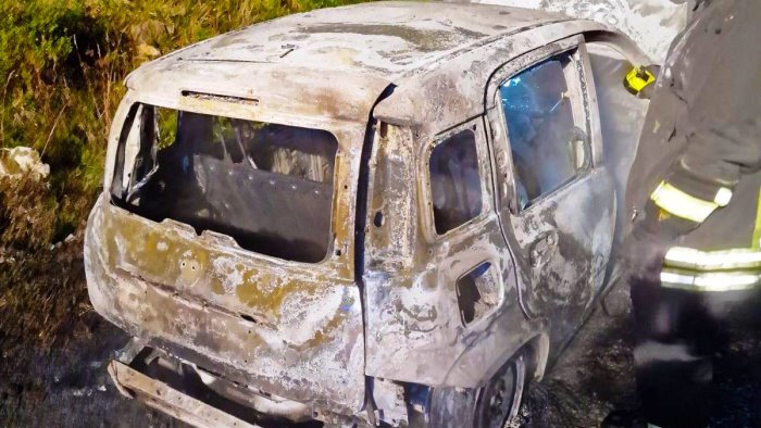 auto in fiamme nella notte a montoro indagano i carabinieri