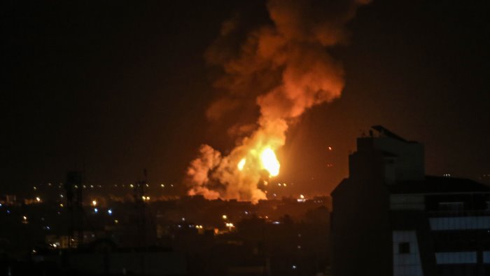 striscia di gaza la notte piu dura dall inizio del conflitto bombe e blackout