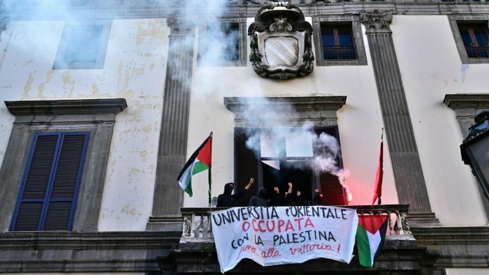 l orientale occupata da studenti pro palestina il rettore atto di violenza