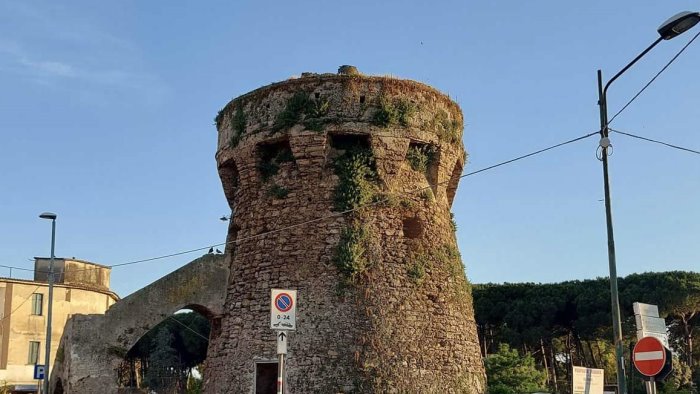 la torre di paestum sara acquisita al patrimonio culturale