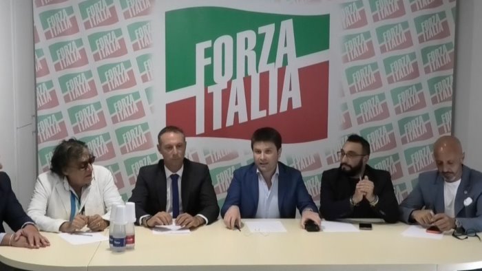 forza italia le acrobazie dialettiche del sindaco mastella non incantano piu