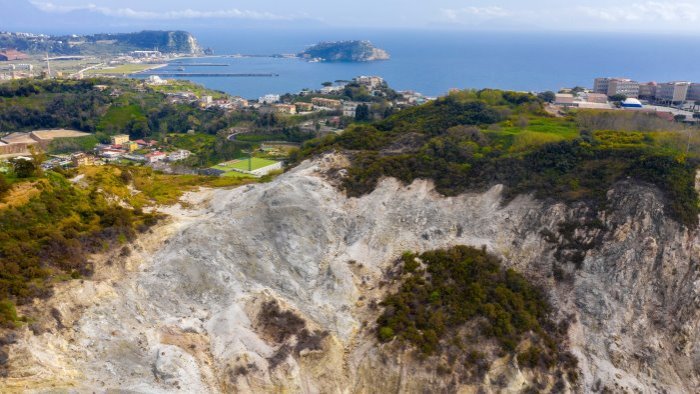 campi flegrei sotto caldera c e roccia di 500 metri influisce su sollevamento