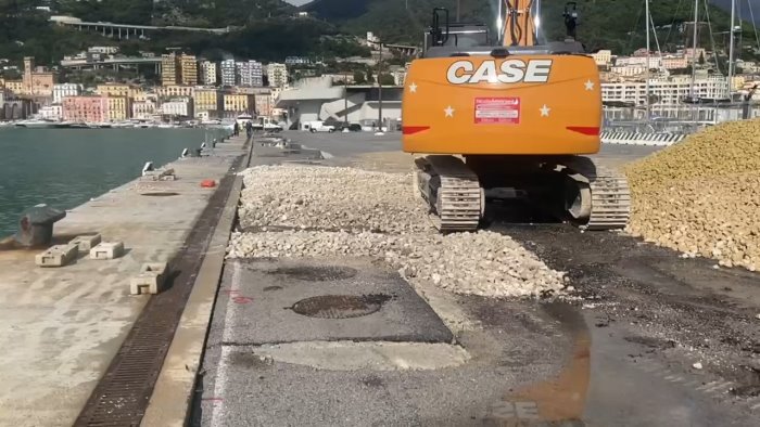 salerno mega voragine al molo manfredi timori per la stabilita della banchina