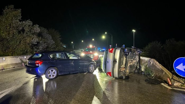 Scontro Tra Due Auto Alle Porte Di Benevento, Una Si Ribaltata: La ...