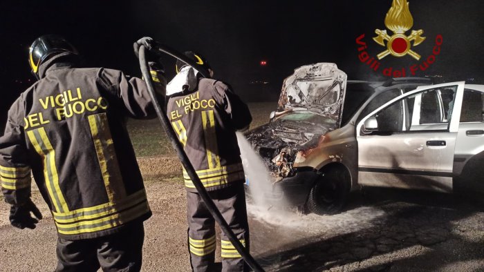 bisaccia auto in fiamme carabinieri e vigili del fuoco in azione