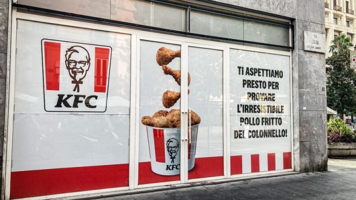 napoli la banda del buco colpisce il kfc ladri in fuga col bottino