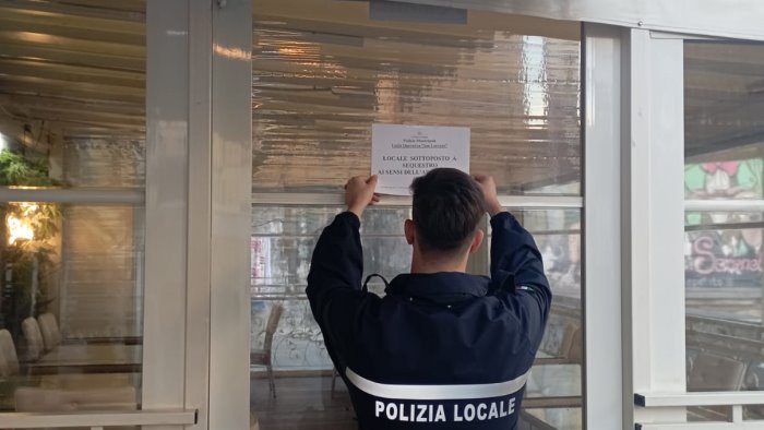 napoli sequestrata una sala ristorante e un negozio abusivo all aperto