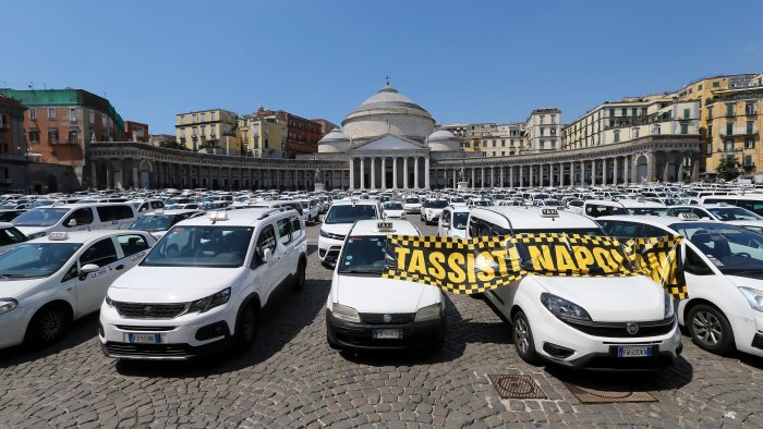 taxi napoli pochi di sera no e la metro che chiude troppo presto