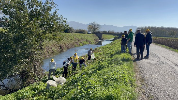 padula studenti e amministratori a caccia di rifiuti