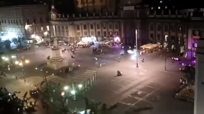 caos a piazza dante a napoli 26enne extracomunitario arrestato era ubriaco