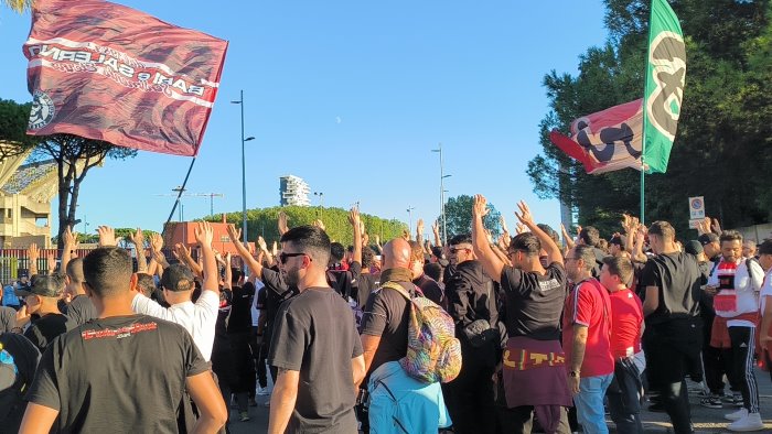 salernitana bari il corteo dei tifosi e arrivato all arechi