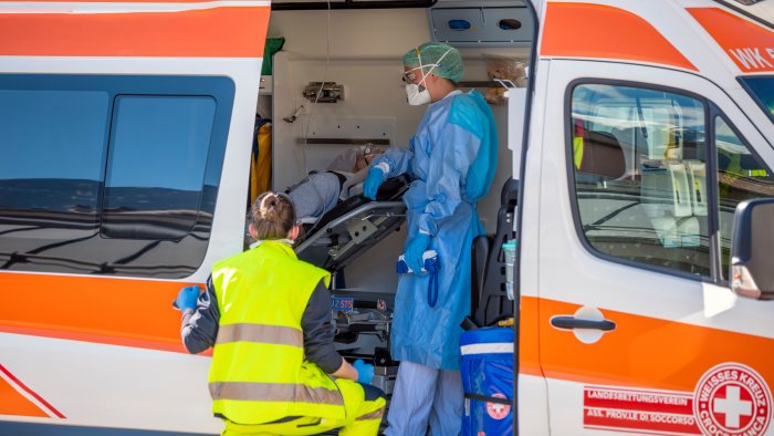 incredibile a napoli dirottano ambulanza in altro ospedale e trovano la polizia