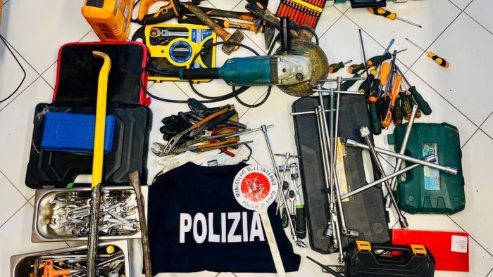 scoperto dalla polizia il garage dove si smontavano le auto rubate