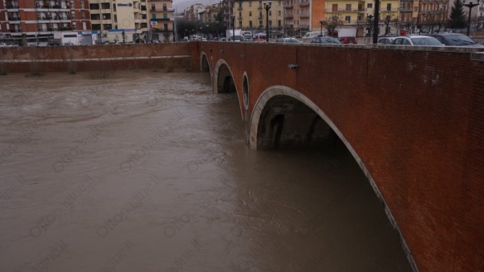 disteso sul parapetto del ponte sul fiume calore rischia di finire nel vuoto