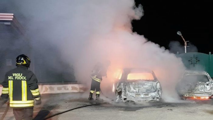 in fiamme in un parco una fiat 500 e una mercedes classe a